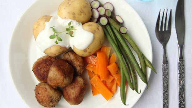 Plate with potatoes, vegetables and Särvin fishballs.